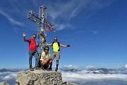 01 Alla croce di vetta del Grignone-Rif. Brioschi (2410 m)...il cielo e blu sopra le nuvole !